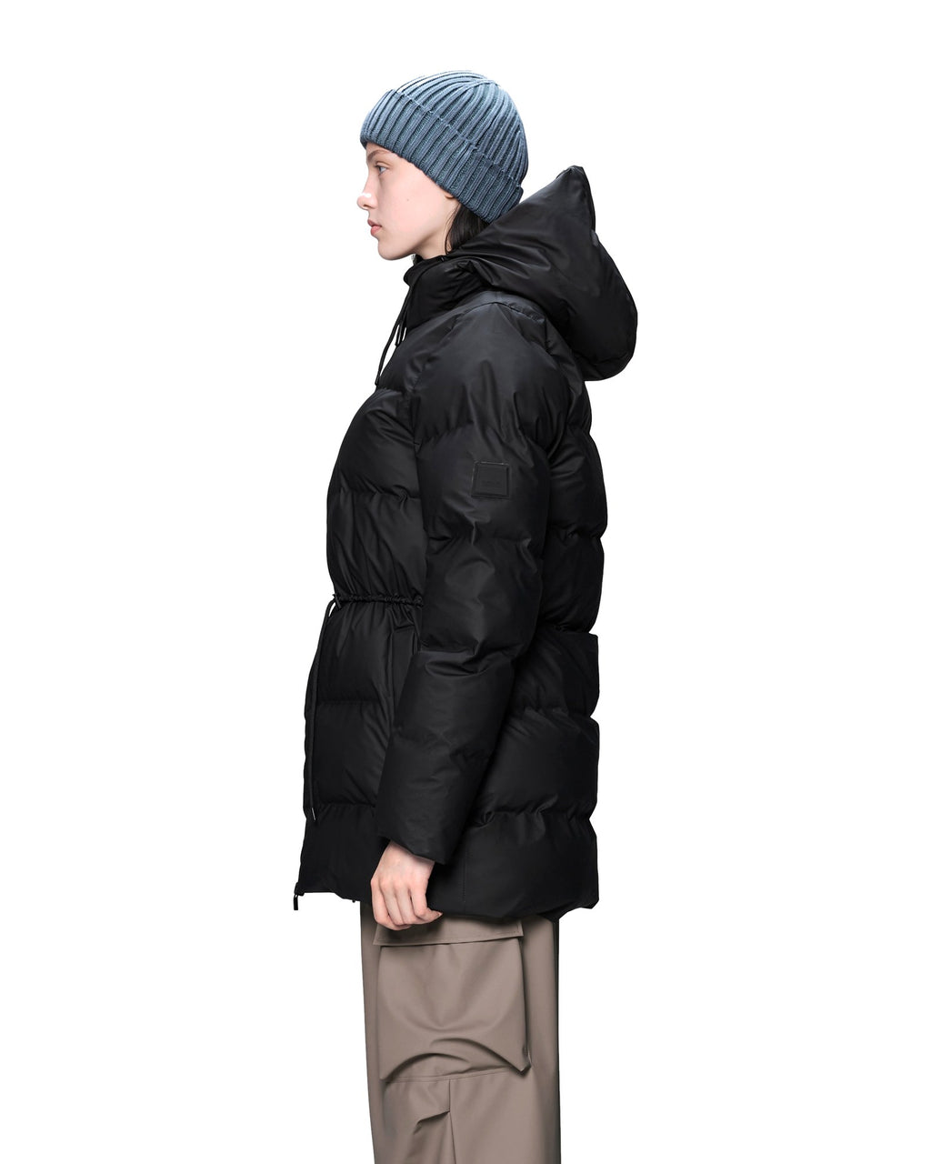 Rains Sapa Knit Beanie, berretto a coste, Blue Dusk / Breeze, indossato da una modella
