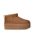 Stivaletto UGG Classic Ultra Mini Platform in pelle scamosciata con plateau, colore Chestnut, vista principale